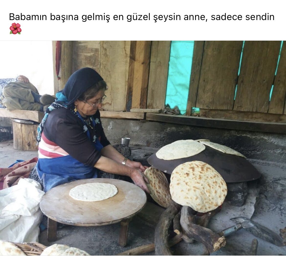 Siz olmasaydınız, o köy hiç inşaa edilmeyecekti.
Taşı taşın üzerine koyan
Toprağı ağaçlandıran
Köklerine su veren
Bereketini sevdikleriyle paylaşan
En çok sizin #1Mayıs ınız kutlu olsun.

HurmüzVeŞimuniDiril

#1MayısEmekveDayanışmaGünü 
#HürmüzDiril