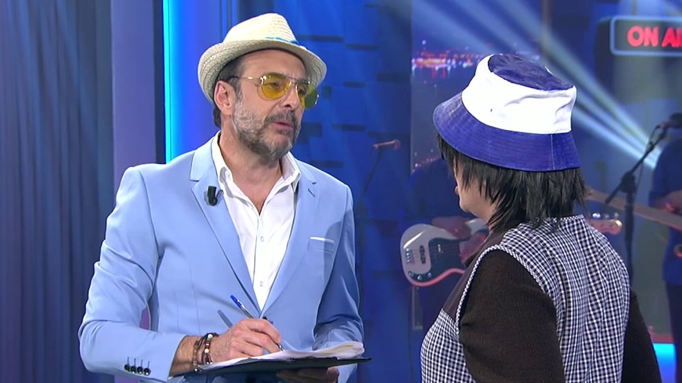 TVGalicia's tweet photo. - Moncho, Moncho
- Dime, Marité
- Por que vemos o GN ás agachadas?
- Cala, que non se decate o audímetro

📰 O ‘Galicia noticias’ fixo onte un 25,4% (picos do 27,2%) e o Telexornal, un 16,9%

🌡️ ‘O termómetro’ liderou a súa franxa cun 15,1%

🙊 E o ‘Land Rober’ anotou un 12,8% https://t.co/rI5DqdDfPo