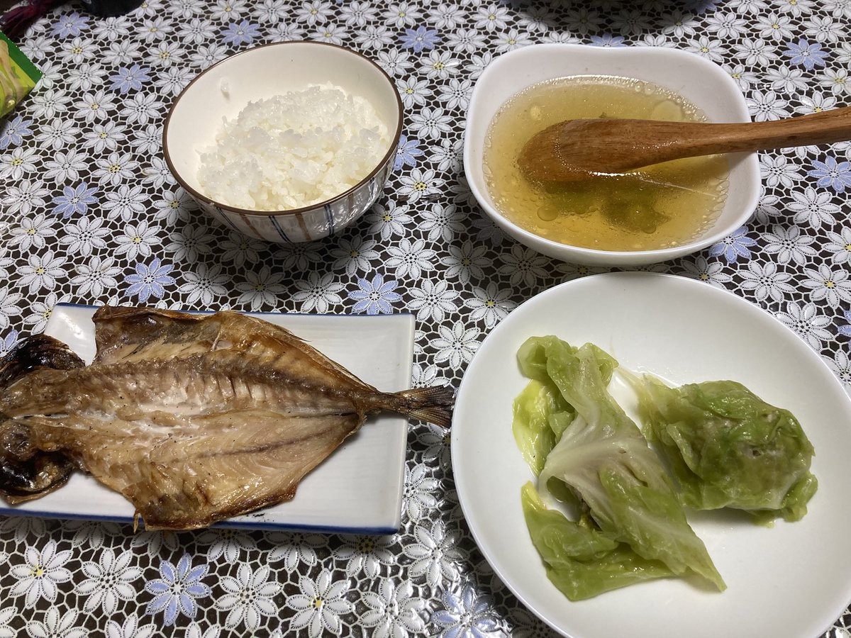 1141977S's tweet photo. 今夜は、アジの開きとロールキャベツとコンソメスープです🎵

あく取りに、アルミホイルが有効なんて知らなかった(＞＜) https://t.co/eYraF8PsFC