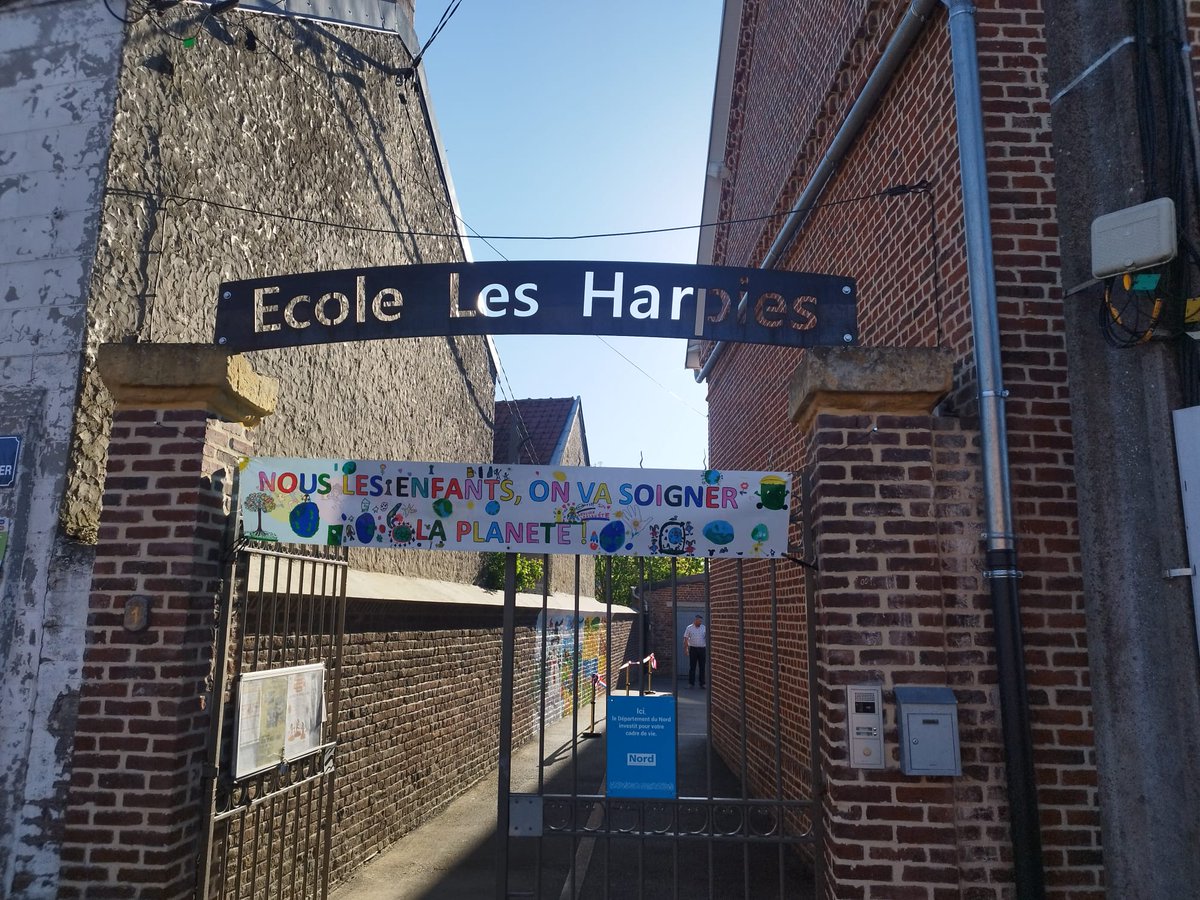 TaverneMichael's tweet photo. Ce jeudi 30 avril, mon collaborateur s'est rendu dans la commune de #vertain pour assister à l'inauguration des fresques participatives dans les écoles.
Un moment convivial et musical a clôturé cette belle cérémonie.
Je remercie Madame le maire, France Lecocq-Ledieu, pour son invitation et je félicite la CCPS, les associations, les enfants les équipes éducatives ainsi que l'artiste pour cette belle réalisation 👏
