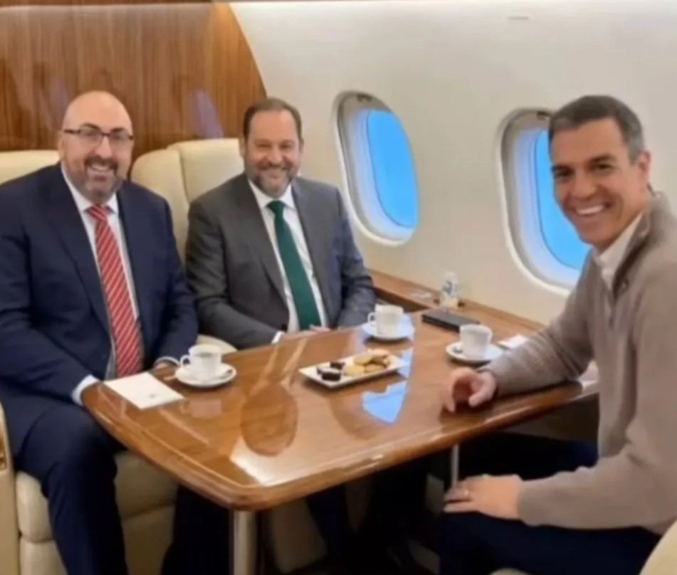 Un portero de puticlub.
Un usuario premium de puticlub.
El marido de dueña de puticlub.

¿Qué tienen en común? <a href="/PSOE/">PSOE</a>
