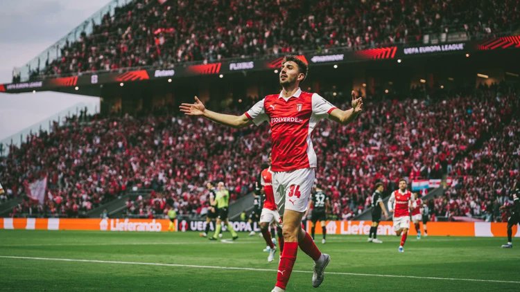 jaglerresmi's tweet image. Braga sahasında Freiburg’u 2-1 mağlup etti. Mücadeleye ilk 11’de başlayan milli futbolcu Demir Ege Tıknaz, 90 dakikada sahada kaldı. Demir Ege, attığı golle takımının galibiyetinde başrol oynayan isimlerden birisi oldu.  

#Braga #DemirEgeTıknaz #Freiburg