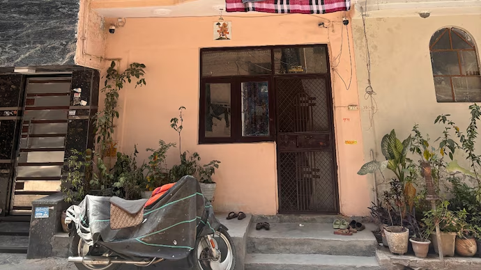 IndiaToday's tweet image. 𝐃𝐞𝐥𝐡𝐢 𝐡𝐞𝐥𝐩 𝐬𝐭𝐞𝐚𝐥𝐬 𝐠𝐨𝐥𝐝, 𝐜𝐚𝐬𝐡; 𝐭𝐮𝐫𝐧𝐬 𝐡𝐨𝐦𝐞 𝐢𝐧𝐭𝐨 𝐟𝐨𝐫𝐭𝐫𝐞𝐬𝐬 𝐰𝐢𝐭𝐡 𝟏𝟓 𝐝𝐨𝐠𝐬 𝐭𝐨 𝐞𝐯𝐚𝐝𝐞 𝐚𝐫𝐫𝐞𝐬𝐭

Read more: intdy.in/agi6qe | @AviralHimanshu 

#Delhi #Robbery #Crime #CrimeNews
