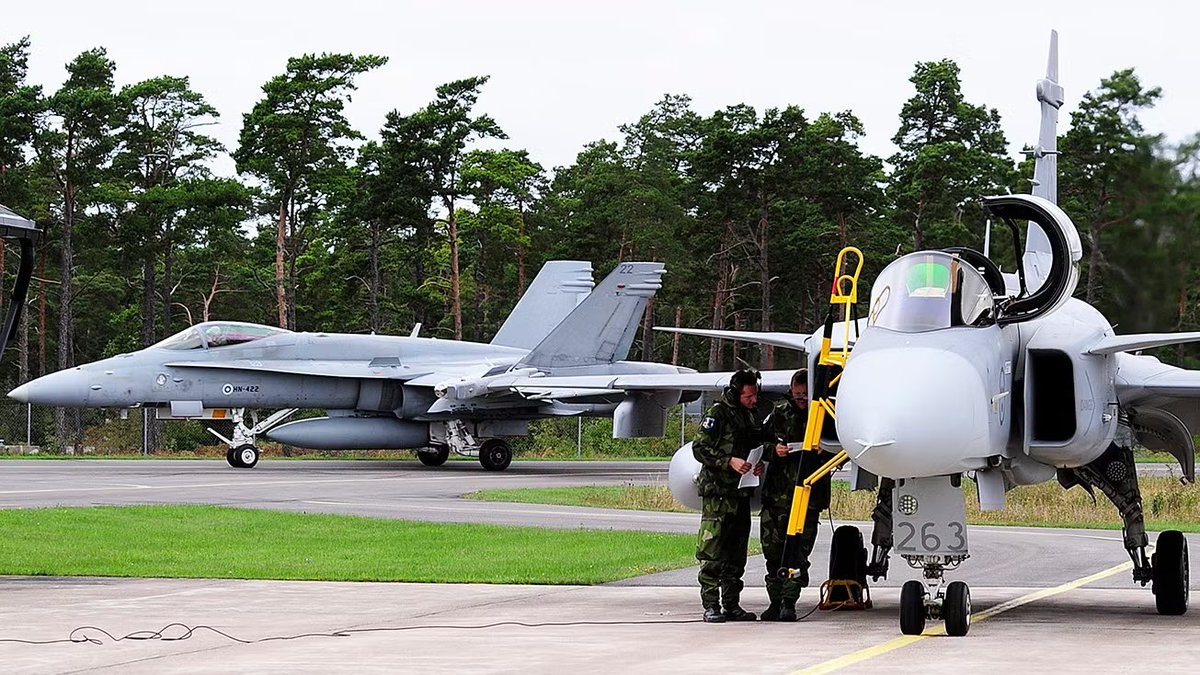 Nordflank's tweet image. 🇸🇪🇫🇮|#Aurora26
A #Swedish-#Finnish rote with a Jas 39 #Gripen from #Blekinge Air Squadron and an F/A-18 #Hornet from #Karelia Air Wing plans to land at #Kalmar Airport during the Swedish Armed Forces' exercise Aurora 26.