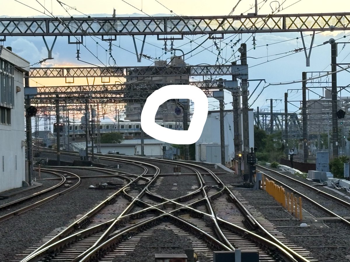 Nekotetu8506's tweet photo. 藤沢駅です。
小田急で傘が引っかかった為運転見合わせ中です。ご注意ください。#緊急 https://t.co/tigBS6XQJ3