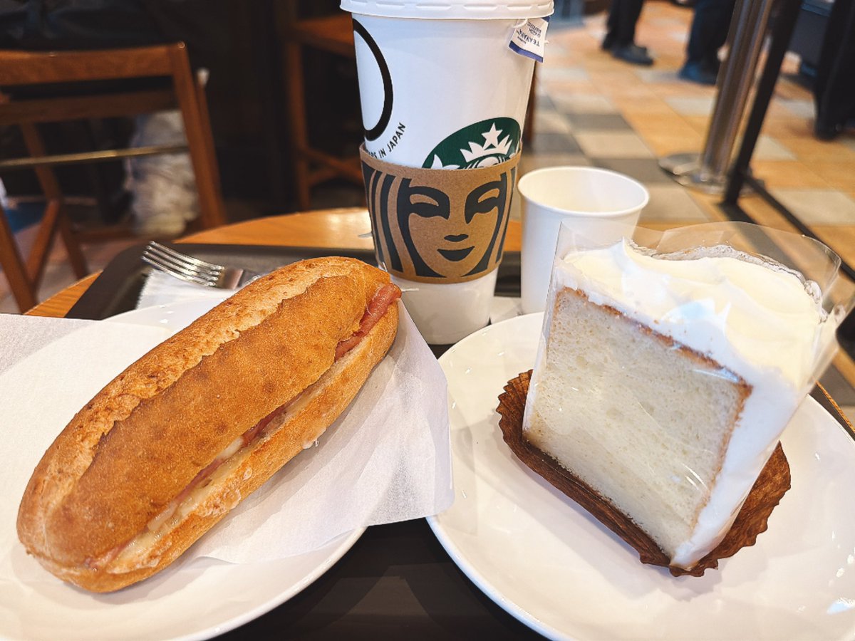 お誕生日にいただいたスタバのギフトカードでお仕事終わりにのんびりカフェタイム🦊🩷
勤務時間短かったとはいえなんか疲れちゃったのでこの時間ありがたい…！

ギフト券ありがとうございます🙏🙏