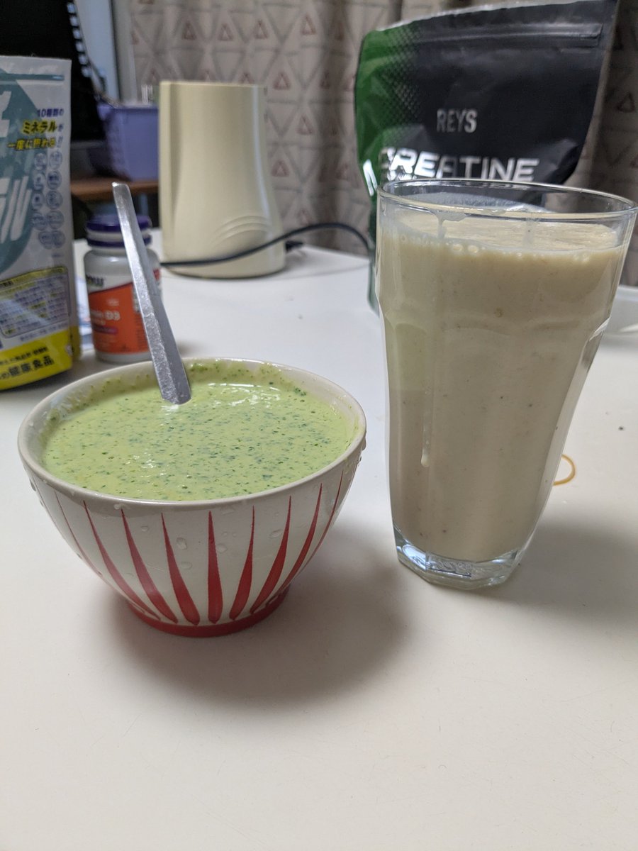 tomitee_'s tweet photo. 破折歯を抜歯したので流動食　豆腐とレタスにオマール海老ドレッシングっちゅうのんで味付けしたのと、完全食パウダーとバナナと豆乳の。昔買ったスムージー作るやつ捨てなくてよかった。何年以上使ってなかったら捨てろが正しくないこともある https://t.co/otwtkJyG1f
