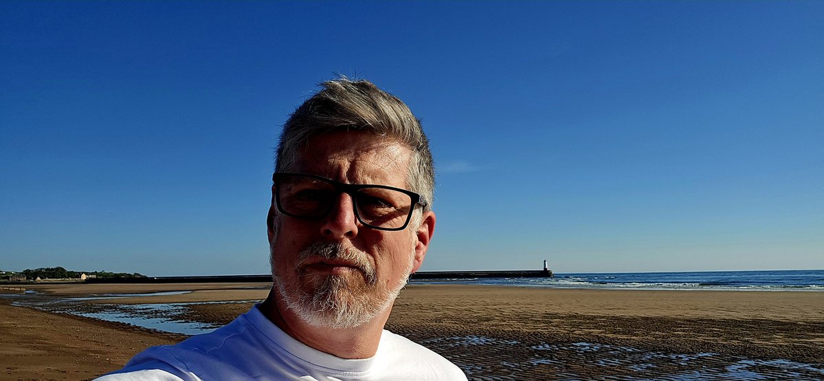 Quietbiglad's tweet image. Northumberland this morning, absolutely glorious. #Northumberland #Frenchbulldog #Lighthouse #OldMan #Scorchio