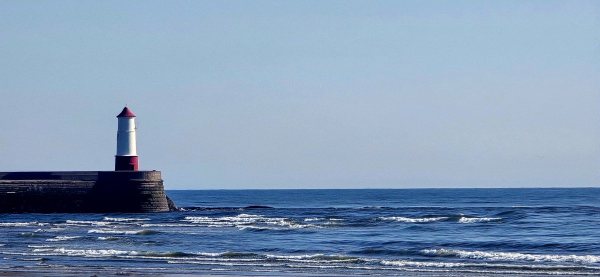 Quietbiglad's tweet image. Northumberland this morning, absolutely glorious. #Northumberland #Frenchbulldog #Lighthouse #OldMan #Scorchio