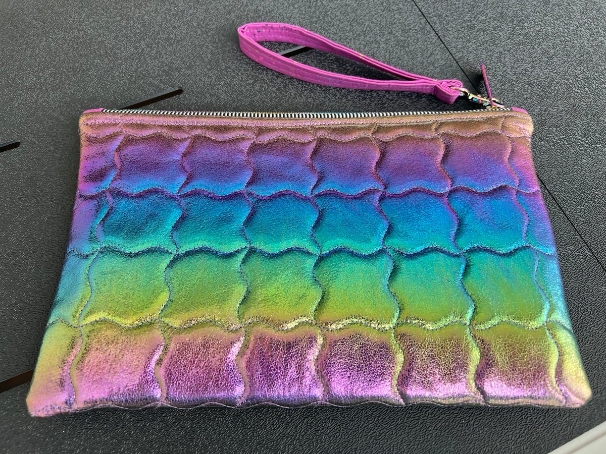 angelhw1956's tweet image. Rainbow Vinyl Zipper Pouch: Travel Makeup Bag with Inside Pockets tuppu.net/1fed86e2 #Etsy #TeaTimeQuiltsnMore #MakeupBag