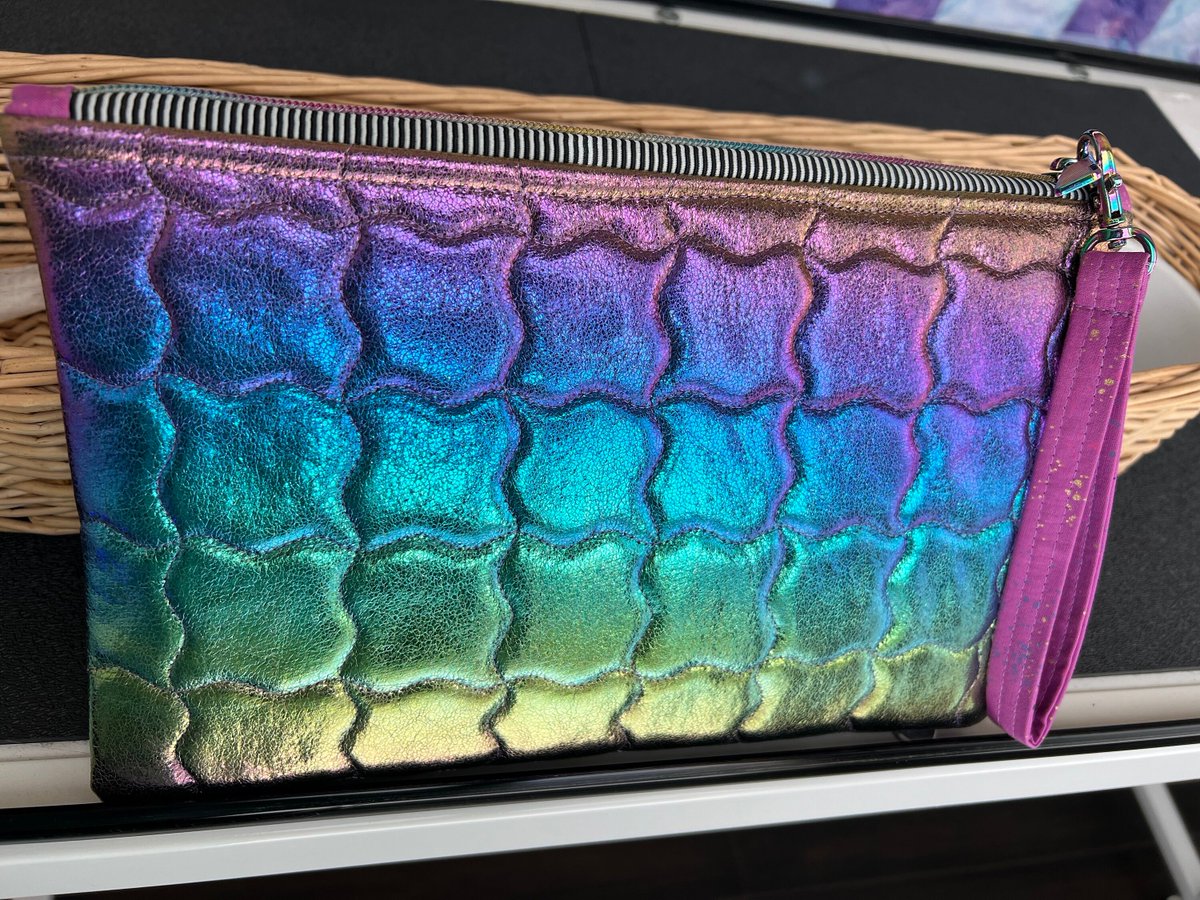 angelhw1956's tweet image. Rainbow Vinyl Zipper Pouch: Travel Makeup Bag with Inside Pockets tuppu.net/1fed86e2 #Etsy #TeaTimeQuiltsnMore #MakeupBag