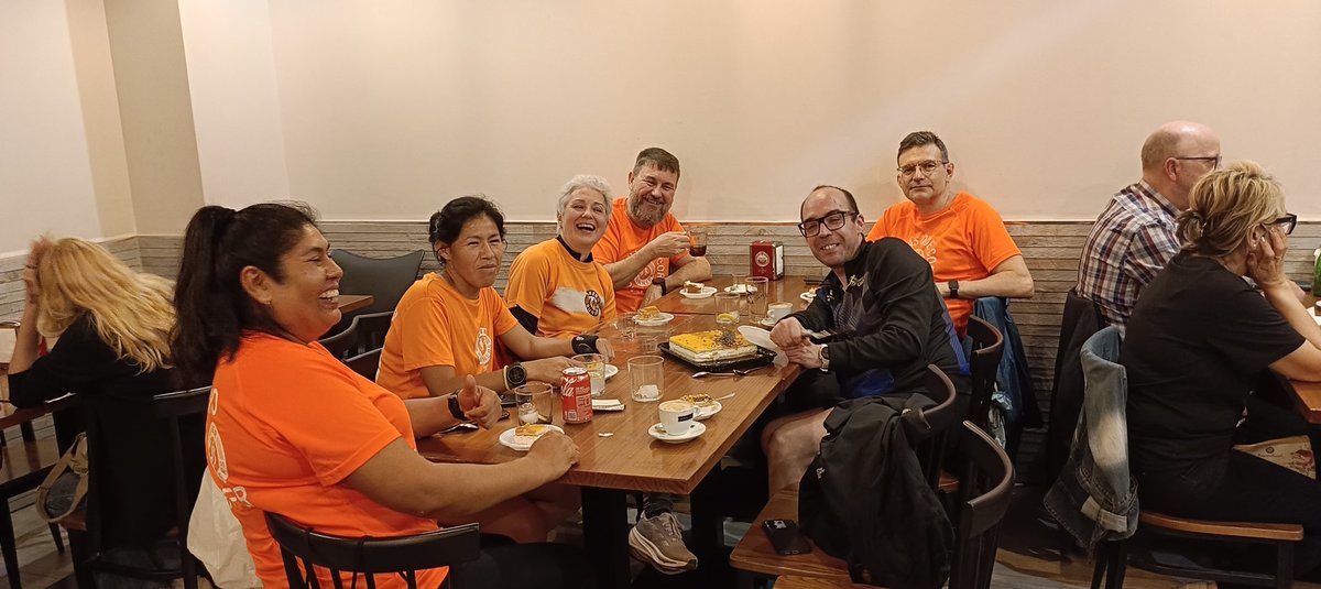 BeerRunnersVLC's tweet photo. Otro jueves más a la saca! Pese a ser puente, éramos unos cuantos. 
Buen entrenamiento y mejor post, con la celebración del cumple de nuestro compi Joan! #BeerRunnersVLC #socialrunning #BeerWalkersVLC #muchomasquecorrer #mareanaranja #beerrunners #running #walkers #beerwalkers. https://t.co/OGc5uGYCJW