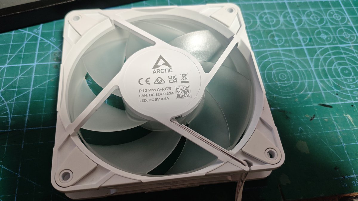 kamisiromutuki's tweet image. ARCTIC P12 PRO ベアリング死亡。
3ヶ月しか持たなかった。

＃ARCTIC