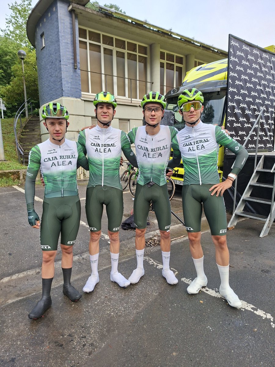 Mertxe_Beriain's tweet photo. Las sonrisas de Beñat Iñarra,   @aguilera_nil
 Adrià Regada  e @ikerperezz04 @FilialCajaRural previa salida 
XCII  Santikutz Klasika  #santikutzklasika
#copaespañaelitesub23  #Legazpia https://t.co/6uOiZvfhw2