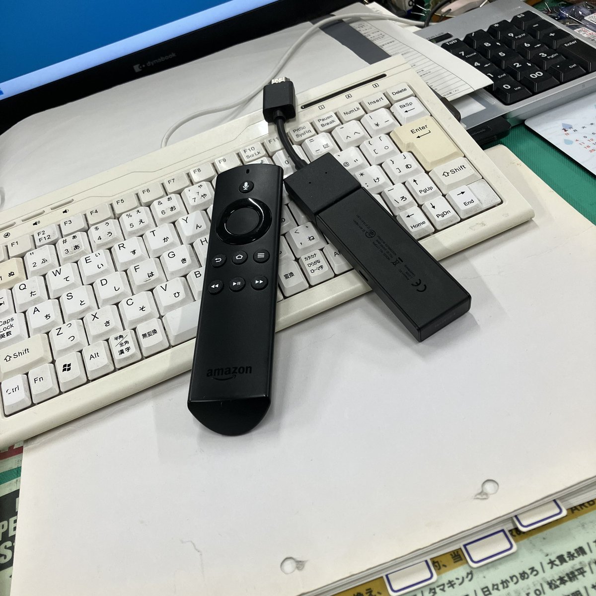 num220's tweet photo. 今朝、出勤したらサンタさん来てた。

＃ｳﾚｼｲ
＃ありがとうありがとう

＃AmazonFireStick
＃かなり古いモデルだけど
＃動作確認OKでした
＃旅先で使います https://t.co/J9NcKJP9ek