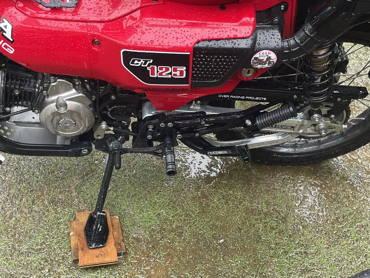 m1983iku's tweet photo. 5/1
濱口さんのファンミーティング オンリーハンターカブに参加。
雨は時々ポツポツで
終了後　ピーカン☀️。なんでやねーん。
オーバーの田中さんにバックステップに跨らせてもらった！

かなーり濃いメンツでした。

帰りは山中湖の方に走らしてるんだけど　急に気温が下り　春の嵐？ https://t.co/1IREoRHwZJ