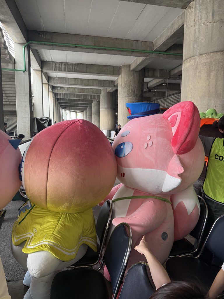 เธอกับฉัน                                                   เธอกับเขา