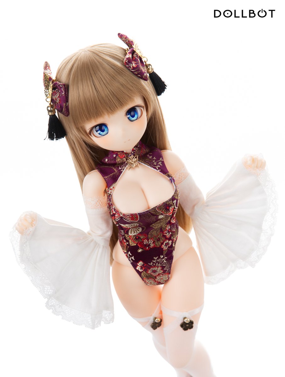 DollbotOfficial's tweet photo. 5月7日20時より、公式ショップにてお待ちしております！

新作お洋服「DBC用【中華風ドレスセット】01」赤紫色ver.のご紹介です。

今回のセットは、これまでの【付け袖】を合わせたスタイルはもちろん、【セミシアーアームカバー】01を組み合わせることも可能です。

透け感のあるアームカバーを合わせることで、また一味違った「大人の雰囲気」や「繊細な表情」を引き出すことができます。

組み合わせ次第で変わる、新しいスタイリングの可能性をぜひお楽しみください。