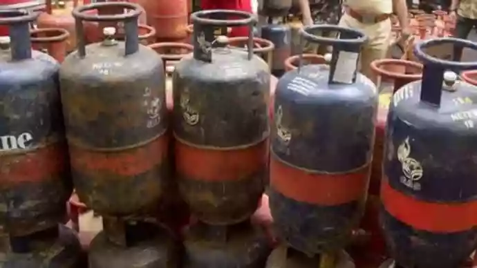 taazatv's tweet image. LPG prices surge amid US-Iran-Israel tensions, with ₹993 average hike in commercial cylinders. In Delhi, 19-kg cylinder rises to ₹3,071.50 as supply crunch and Strait of Hormuz disruption.

Read: taazatv.com/single-post.ph…

#lpg #cylinder #pricehike #hormuz #usiran
