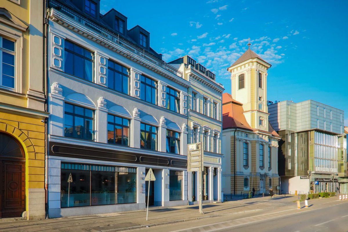 eventime_info's tweet photo. Sam środek Wrocławia, 100 miejsc noclegowych i sala na 100 osób na eventy firmowe. Urodziny, komunie, konferencje – Kamienica pod Aniołami ma to wszystko. 👼

👉 https://t.co/TSayQxVQbK

#eventime #KamienicaPodAniołami #Wrocław https://t.co/V9DCikCm3r