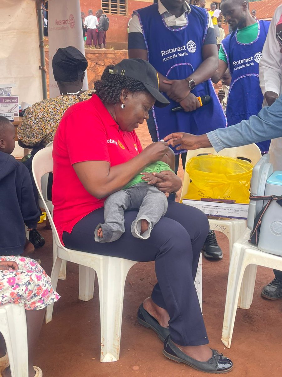 kanosug's tweet photo. In Picture;
Chief Immunizer MD Catherine Barasa Asekenye immunizing a young king 

#KANOsImmunisationDrive https://t.co/RbwZV1s6Qn