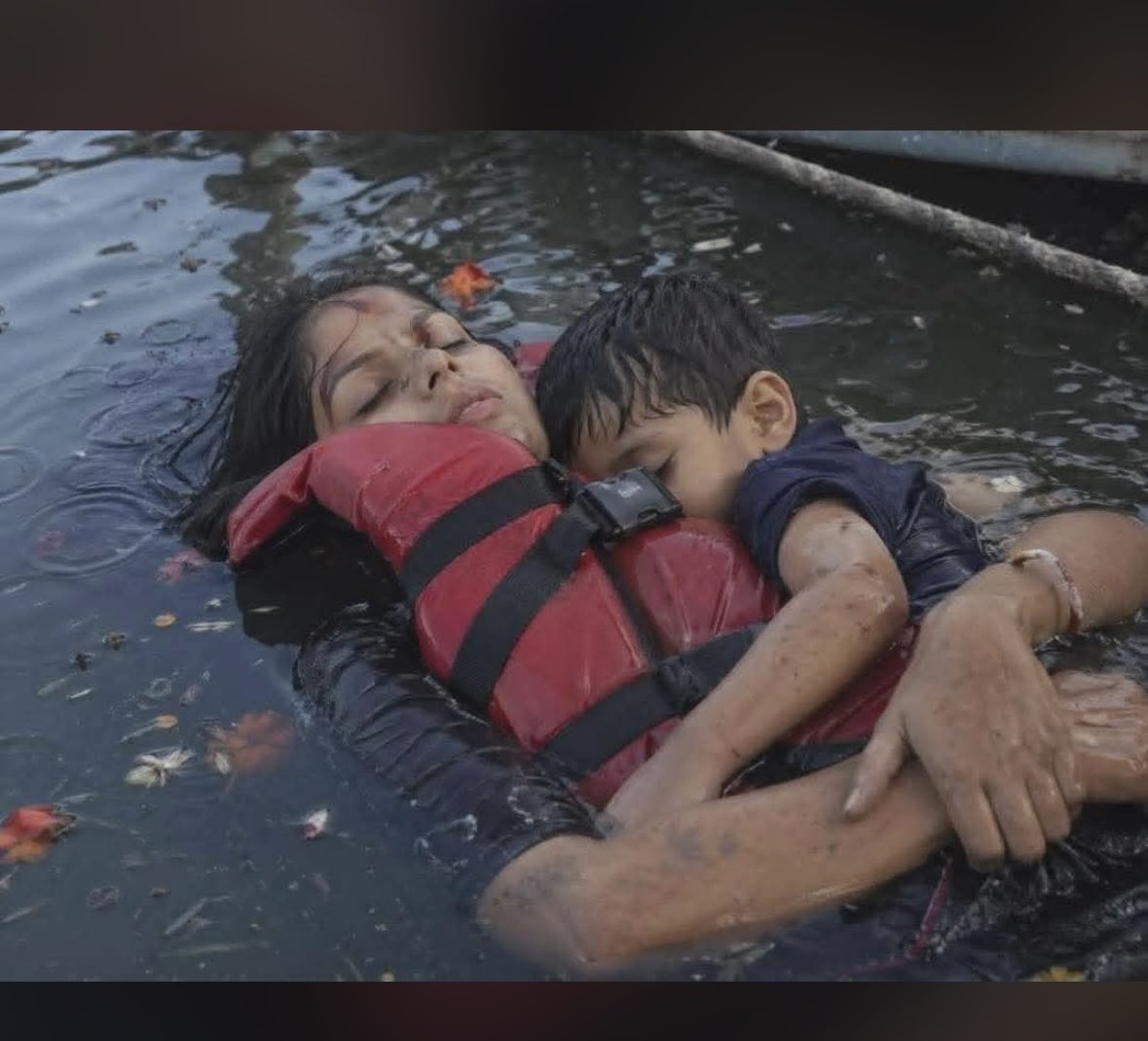 शब्द भी आज रो पड़े हैं... 💔 जबलपुर के बरगी बांध हादसे में माँ की ममता की यह तस्वीर दिल चीर देती है। आखिरी सांस तक अपने लाल को सीने से लगाए रखा। माँ का आंचल कभी नहीं हारता। ॐ शांति! 🙏 #Jabalpur #BargiDam #MadhyaPradesh
