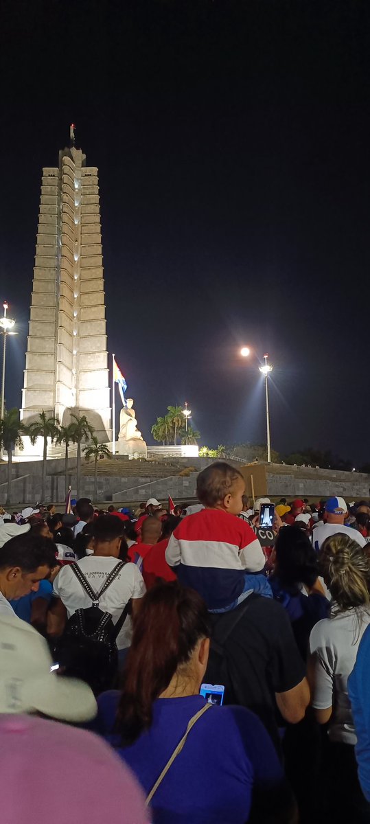 Cubanos de todas las generaciones llenan la Plaza.
#CubaNoEsMiami