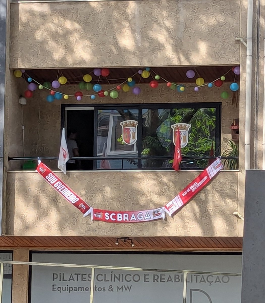 Braga é uma cidade q cresceu imenso c gente q veio para cá estudar ou trabalhar. Vieram como adeptos dos 3 maiores clubes e era frequente, nos cafés, festejarem os golos dos seu clubes 🥴
Hoje, mts dos filhos cá nascidos adotaram o Braga como seu clube e exibem orgulhosos a opção