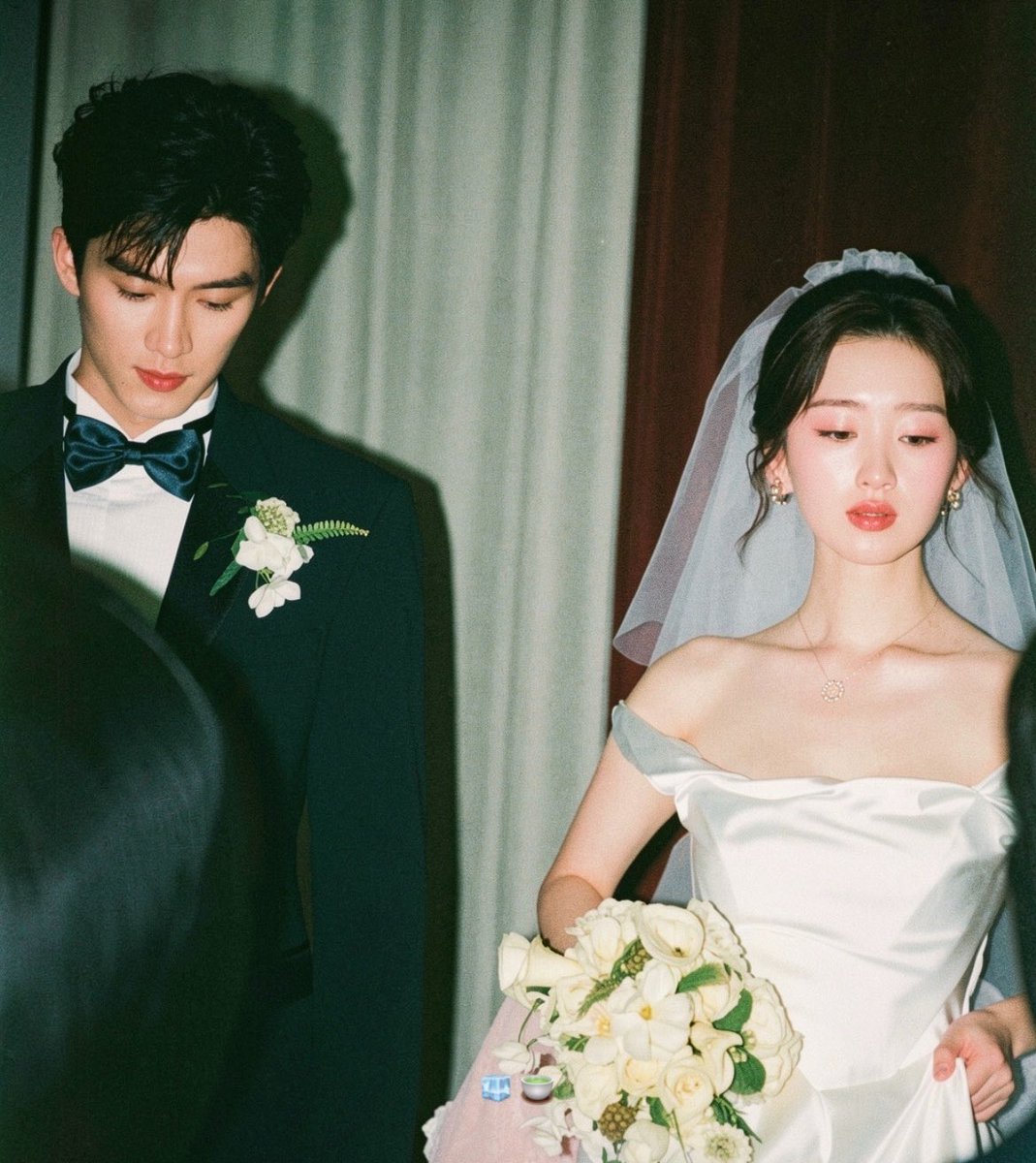 this looks like an ACTUAL REAL wedding omg this is insane