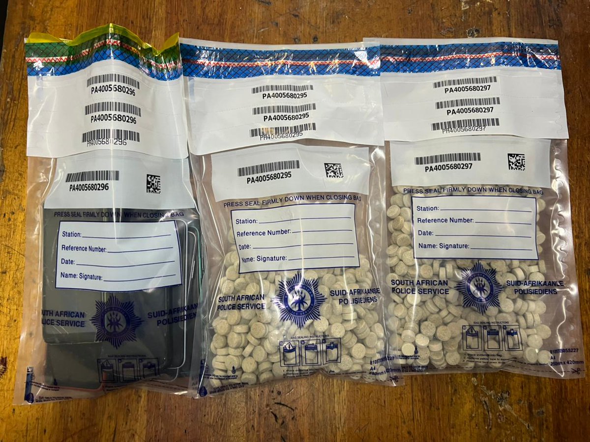 _ArriveAlive's tweet image. Suspects arrested after law enforcement discovered a quantity of mandrax tablets and several cellphones believed to be stolen.

arrr.co.za/i2OEZ

#ArriveAlive #Crime @SAPoliceService