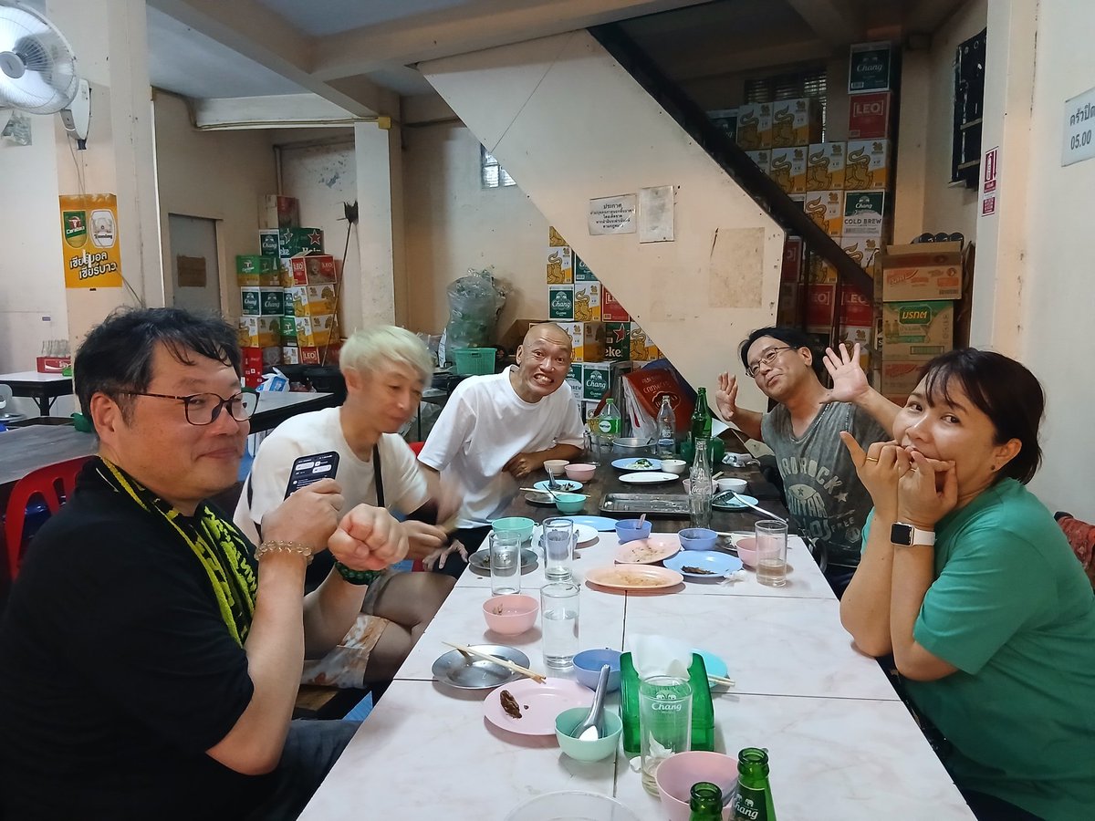 scrumsyrup's tweet photo. タイ在住でミュージシャンの頼もしい先生方と、ローカルなチョープアロイ店でチョンゲーオ🍻
在住ならではの話と珍しいメニューを堪能🙏
やっぱ氷入りビール…最高。コップンカップ！

bay aniki 

#scrumsyrup
#ThailandTour #頼もしい先輩方 #美味しいお店 #イサーン料理 https://t.co/1BlT9C9NTB