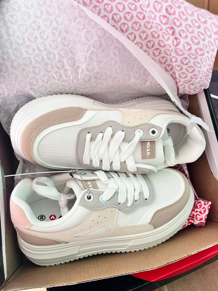 MONEYNOLlMIT's tweet photo. SALE SEPATU AIRWALK BY SPORTS STATION ‼️

Size 36
Rp. 150.000

#zonauang #zonajajan #jastip #jastipsepatu https://t.co/xwBZqkeBmr