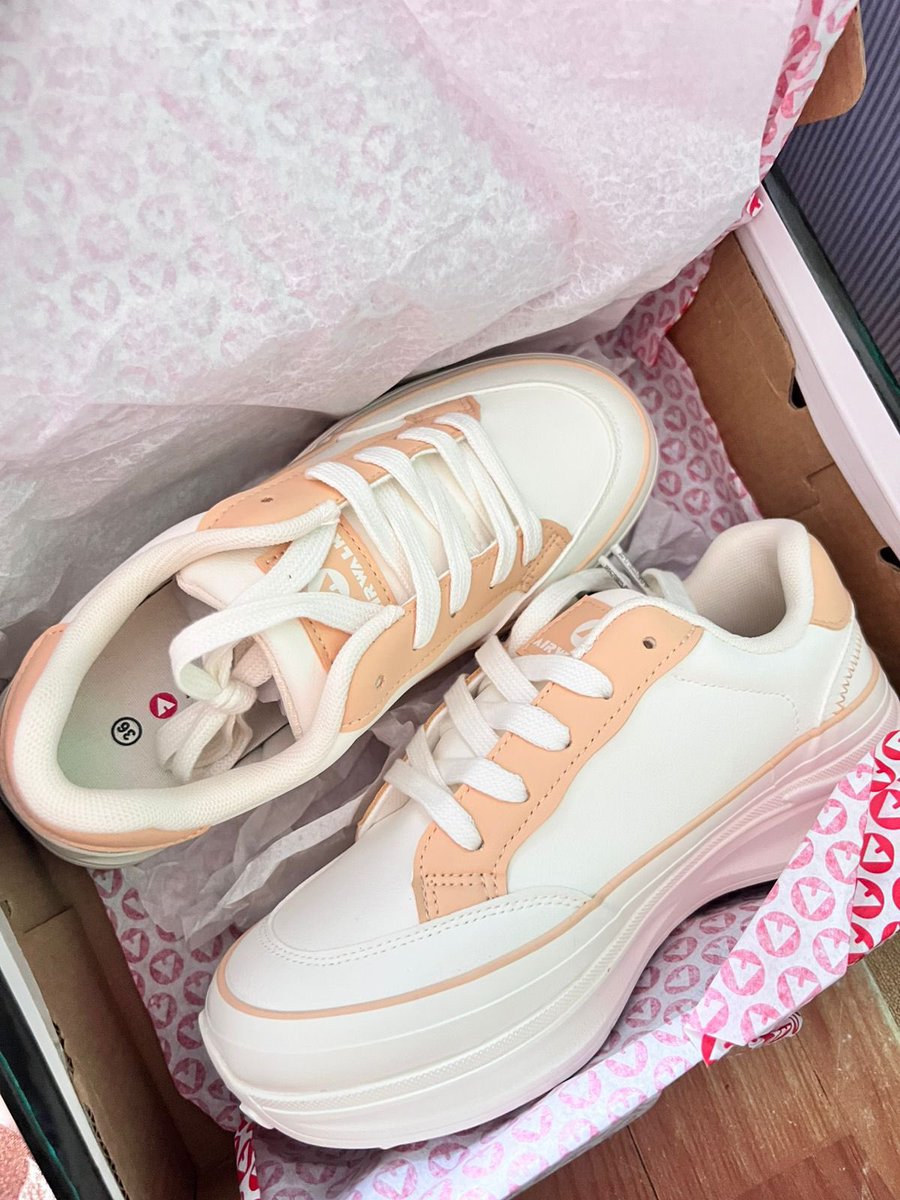 MONEYNOLlMIT's tweet photo. SALE SEPATU AIRWALK BY SPORTS STATION ‼️

Size 36
Rp. 150.000

#zonauang #zonajajan #jastip #jastipsepatu https://t.co/xwBZqkeBmr