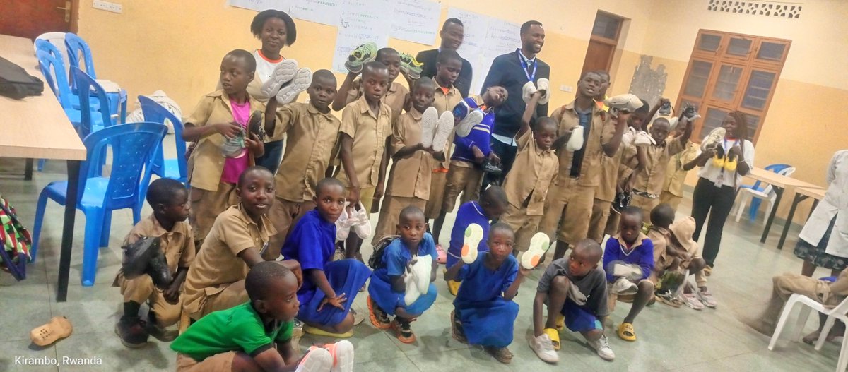 GsTyazo91183's tweet photo. IEE - TA Project abakoreraga mu karere ka Nyamasheke, basezeye ku banyeshuri bo muri Saint Paul de Tyazo, bagenera abana b'abakene bahiga  inkweto nziza zo kwambara! 
IEE iduhaye isomo ry'urukundo no kwita ku bakene! Tuzabikurikiza! https://t.co/8ua1xyQaCE