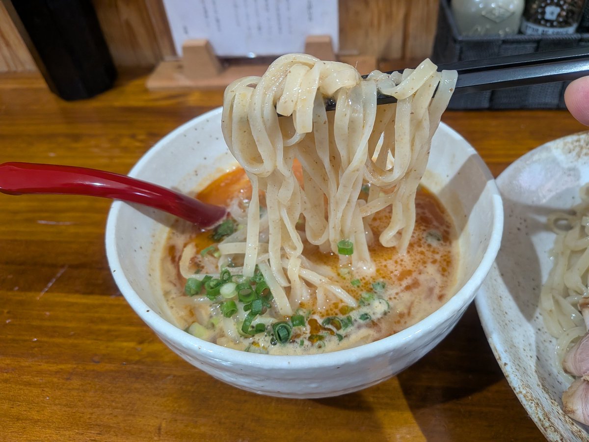 yursus2020's tweet photo. #旬彩 トムヤムつけ麺(1300円)

·トムヤムラーメンのつけ麺版
·酸味とクリーミーのバランスが素晴らしいスープは当然美味いとして、つけ麺用平打ちツルツル麺なのでスイスイ食べられてしまう
·中盛まで無料、頼まないともったいない
#オダサガグルメ
#オダサガラーメン
#相模原グルメ
#相模原ラーメン https://t.co/e93eV0IqOA