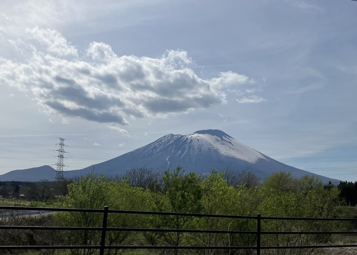 seryu_'s tweet photo. 昨日の岩手山。
普段見ているのと向きが違って変な感じ。枝垂れ桜が満開でした。 https://t.co/3JJzHvPrbA