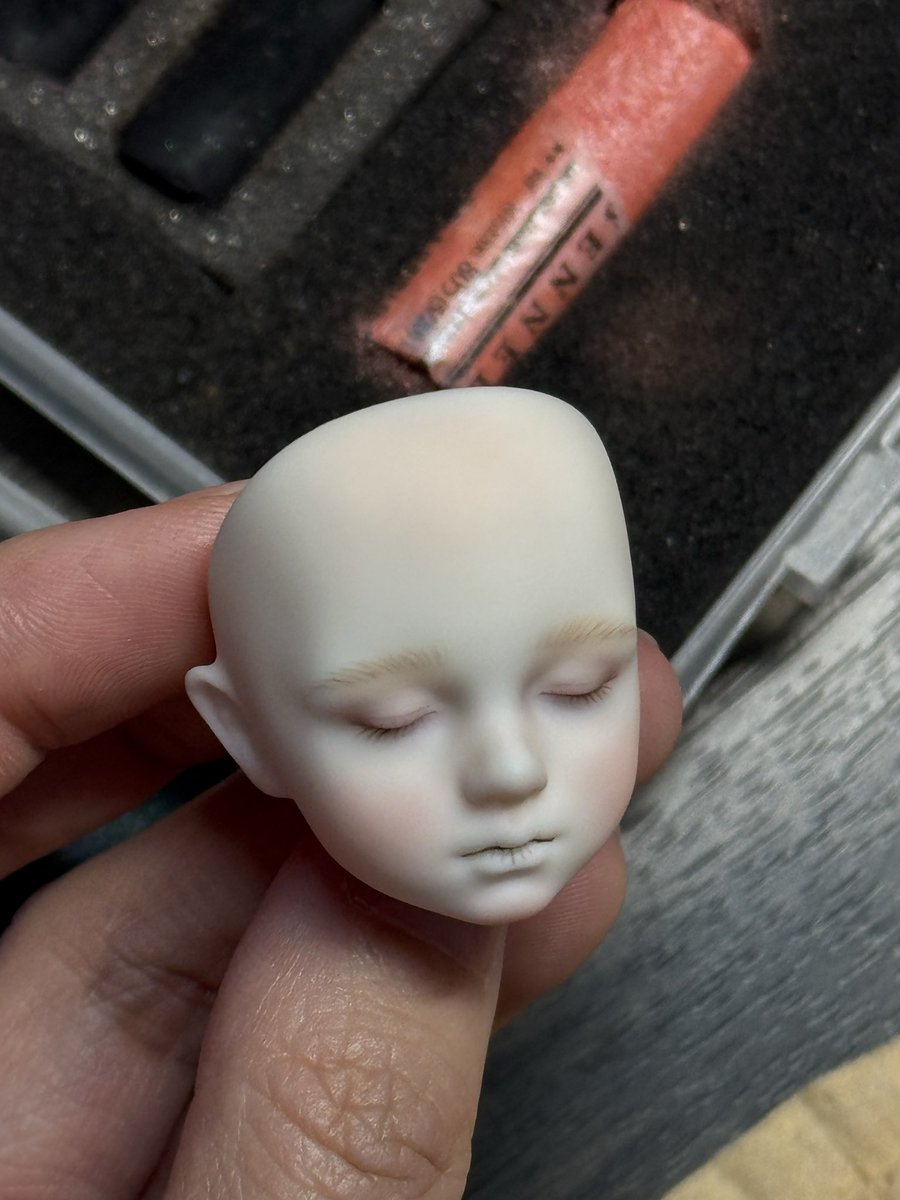 mokainsky's tweet photo. たまたま、病みメイク？？？
国際郵送が遅れたため、展示間に合わなかった手乗りAminiやっと届きました！
明日3体ギャラリーに持って行きます、ウィッグも！ https://t.co/1btuIMTwpN