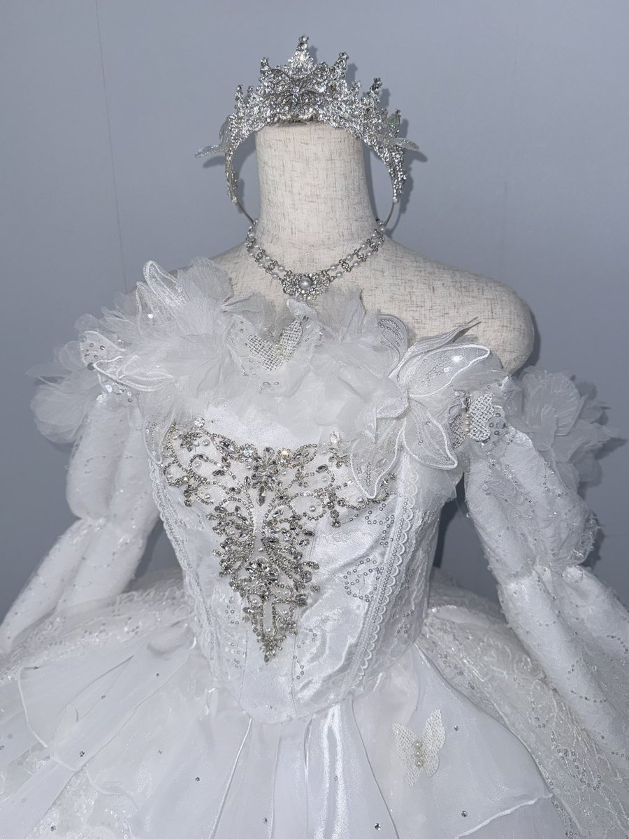 MIN costume tweet media