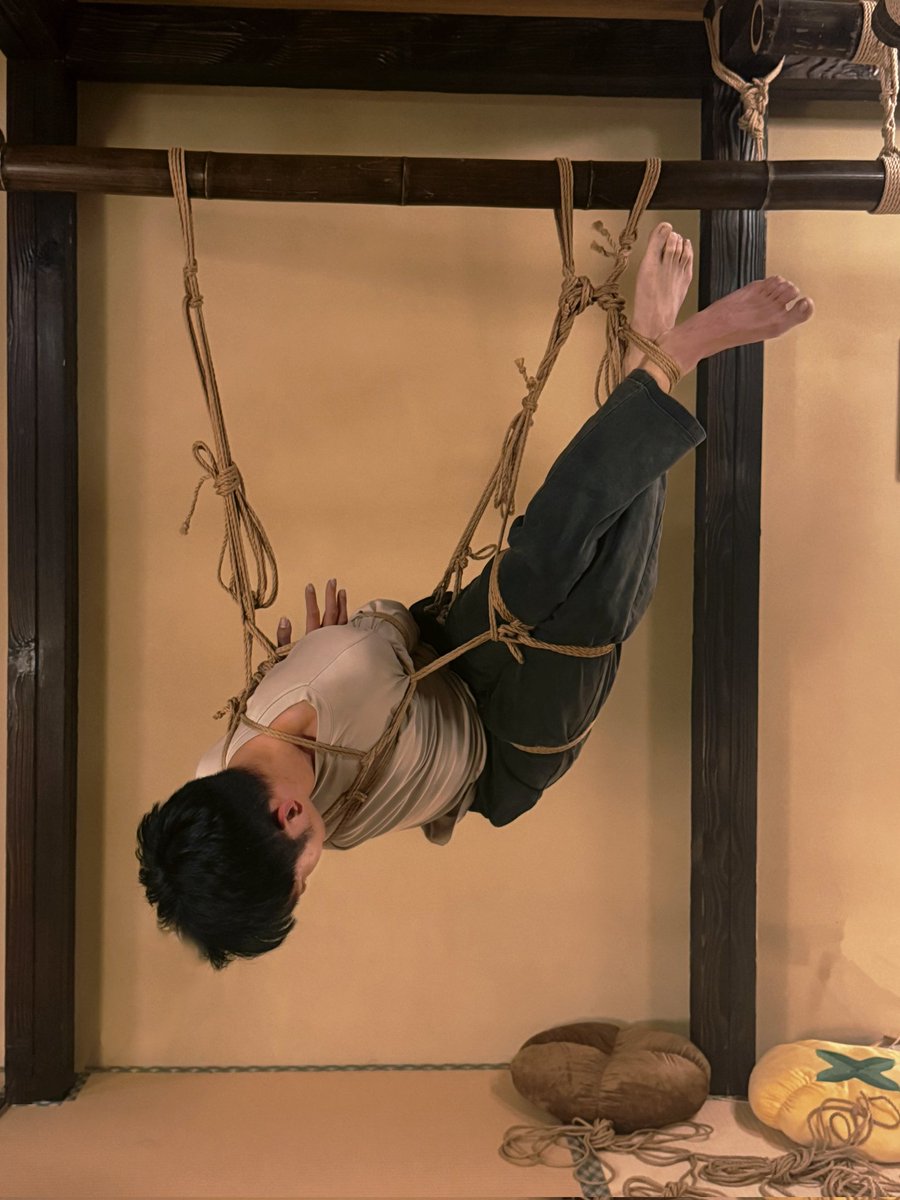beihai_shibari's tweet photo. 吃到了糕糕老师的全新绑法
一如既往的沉浸式体验
🎗️＆📷： @Gaogao7092 
🏠：回响@RopeShatang https://t.co/ExvZtej2bh