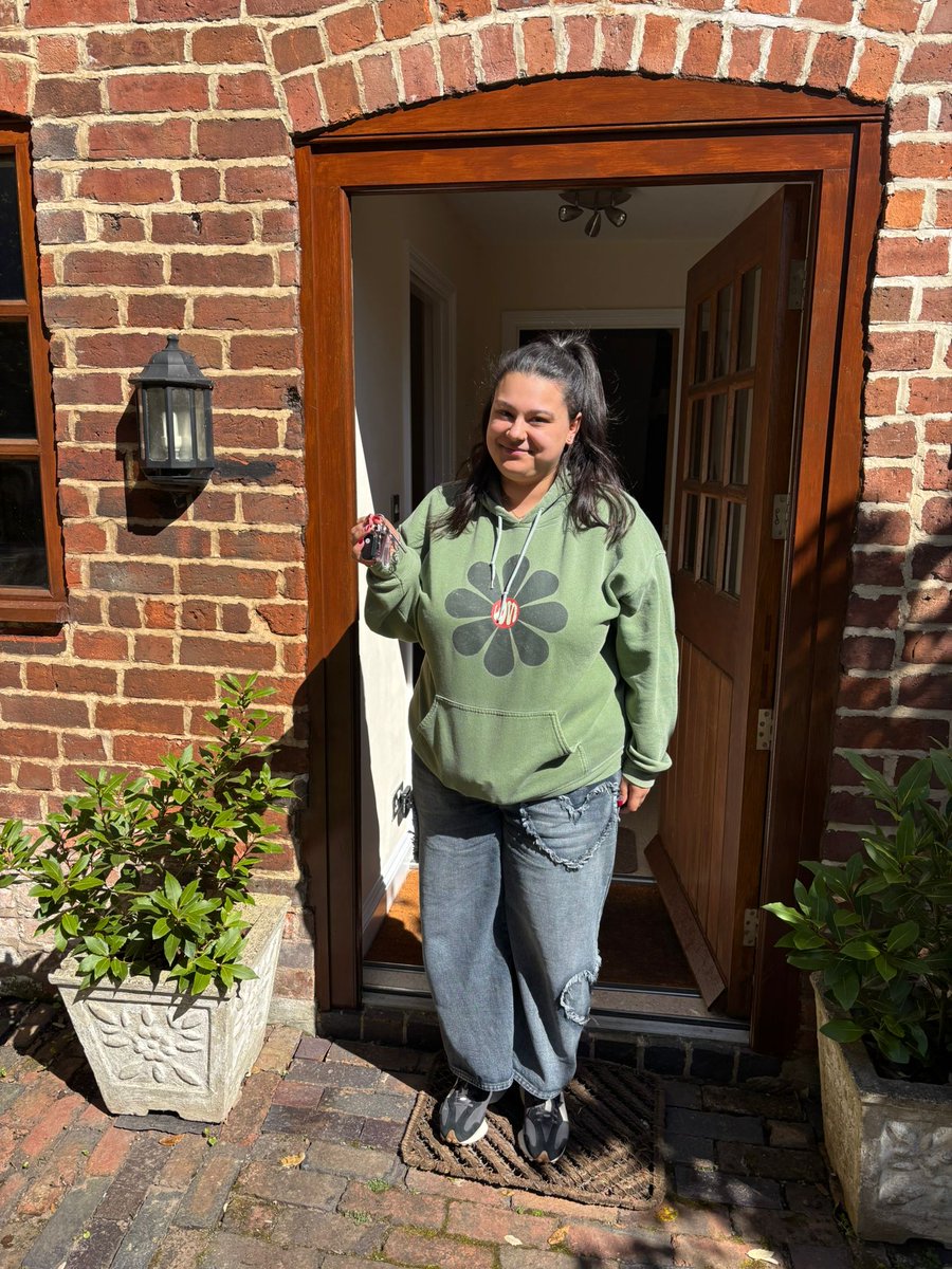 NorthwoodWorcs's tweet photo. 🎉 Happy Friday!

Congratulations to our latest tenants picking up the keys to their new home 🔑🏡
Wishing you a fabulous long weekend settling in - such an exciting time!

Are you looking for new tenants?
📞Get in touch &amp; we’ll get the ball rolling 👌
01905 330530 

#MoveInDay https://t.co/sktzrQ4MlN