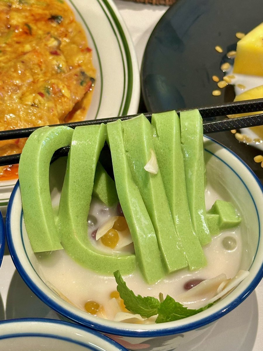 rakhou_gueye's tweet image. Try Thailand’s iconic Mango Sticky Rice! Sweet ripe mango + coconut-infused rice + a drizzle of coconut sauce. A tropical flavor explosion in every bite—no passport needed.  #ThaiFood #TropicalTreat
