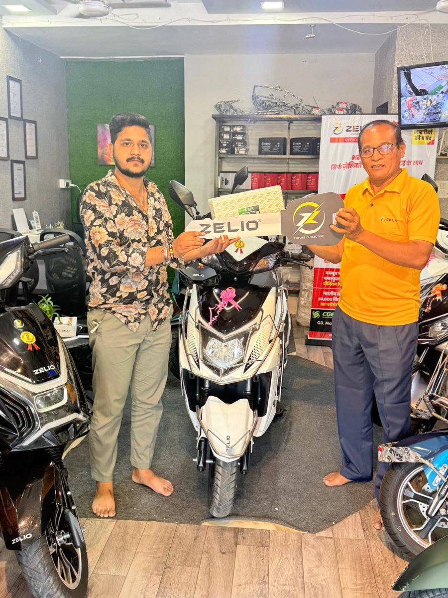 CosmicGreenE's tweet image. CGE family is growing strong!
Our Student Offer is loved by all Students who pass-out.
All other students - buy now to get INR 5100 off today before offer ends!

#zelioebikes #electricscooter #electricvehicles #zeliobike #GreenRides #cosmicgreenenergy #delivery #GoGreen