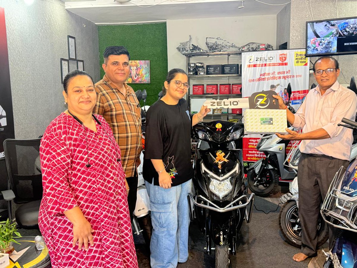 CosmicGreenE's tweet image. CGE family is growing strong!
Our Student Offer is loved by all Students who pass-out.
All other students - buy now to get INR 5100 off today before offer ends!

#zelioebikes #electricscooter #electricvehicles #zeliobike #GreenRides #cosmicgreenenergy #delivery #GoGreen