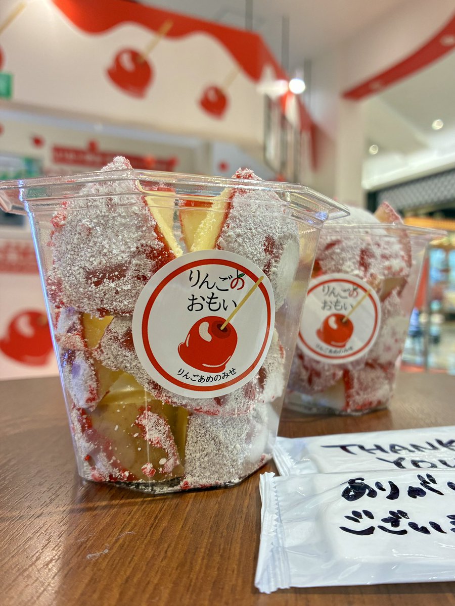 美味しすぎてリピ🍎りんご飴に粉末のホワイトチョコがかけてあり