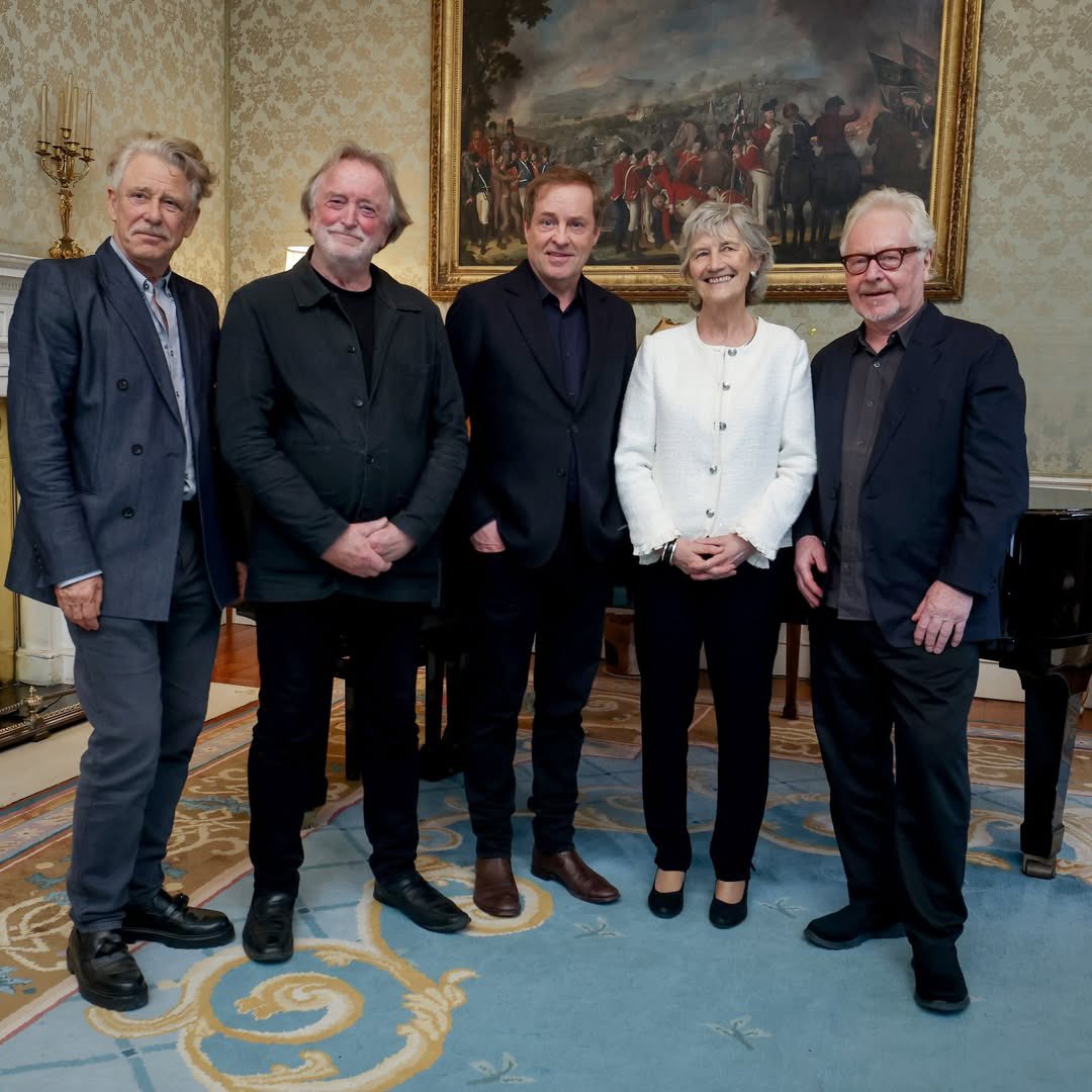 U2Valencia's tweet photo. Adam Clayton asistió el pasado jueves a la recepción ofrecida por la Presidenta de Irlanda, Catherine Connolly, para celebrar el Bealtaine Festival

Barry Devlin también aparece en la foto junto a Adam 

https://t.co/5uznS5hAXR

#U2 #AdamClayton #BarryDevlin #Bealtaine
#Ireland https://t.co/iKaLl0KtXV