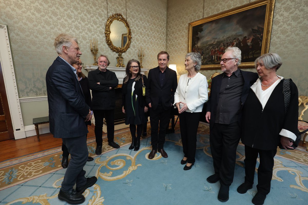 U2Valencia's tweet photo. Adam Clayton asistió el pasado jueves a la recepción ofrecida por la Presidenta de Irlanda, Catherine Connolly, para celebrar el Bealtaine Festival

Barry Devlin también aparece en la foto junto a Adam 

https://t.co/5uznS5hAXR

#U2 #AdamClayton #BarryDevlin #Bealtaine
#Ireland https://t.co/iKaLl0KtXV