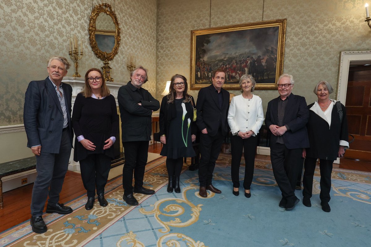U2Valencia's tweet photo. Adam Clayton asistió el pasado jueves a la recepción ofrecida por la Presidenta de Irlanda, Catherine Connolly, para celebrar el Bealtaine Festival

Barry Devlin también aparece en la foto junto a Adam 

https://t.co/5uznS5hAXR

#U2 #AdamClayton #BarryDevlin #Bealtaine
#Ireland https://t.co/iKaLl0KtXV