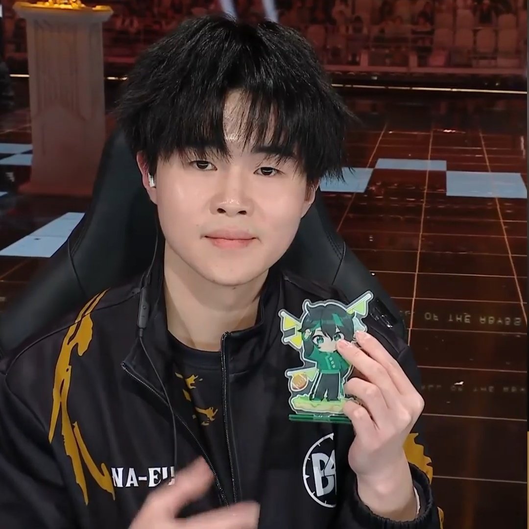MRC_BaiLu's tweet photo. THEY ALL HAVE THEIR ACRYLIC STANDS 💔💔 #B4UWIN https://t.co/ShtdV3zG1q