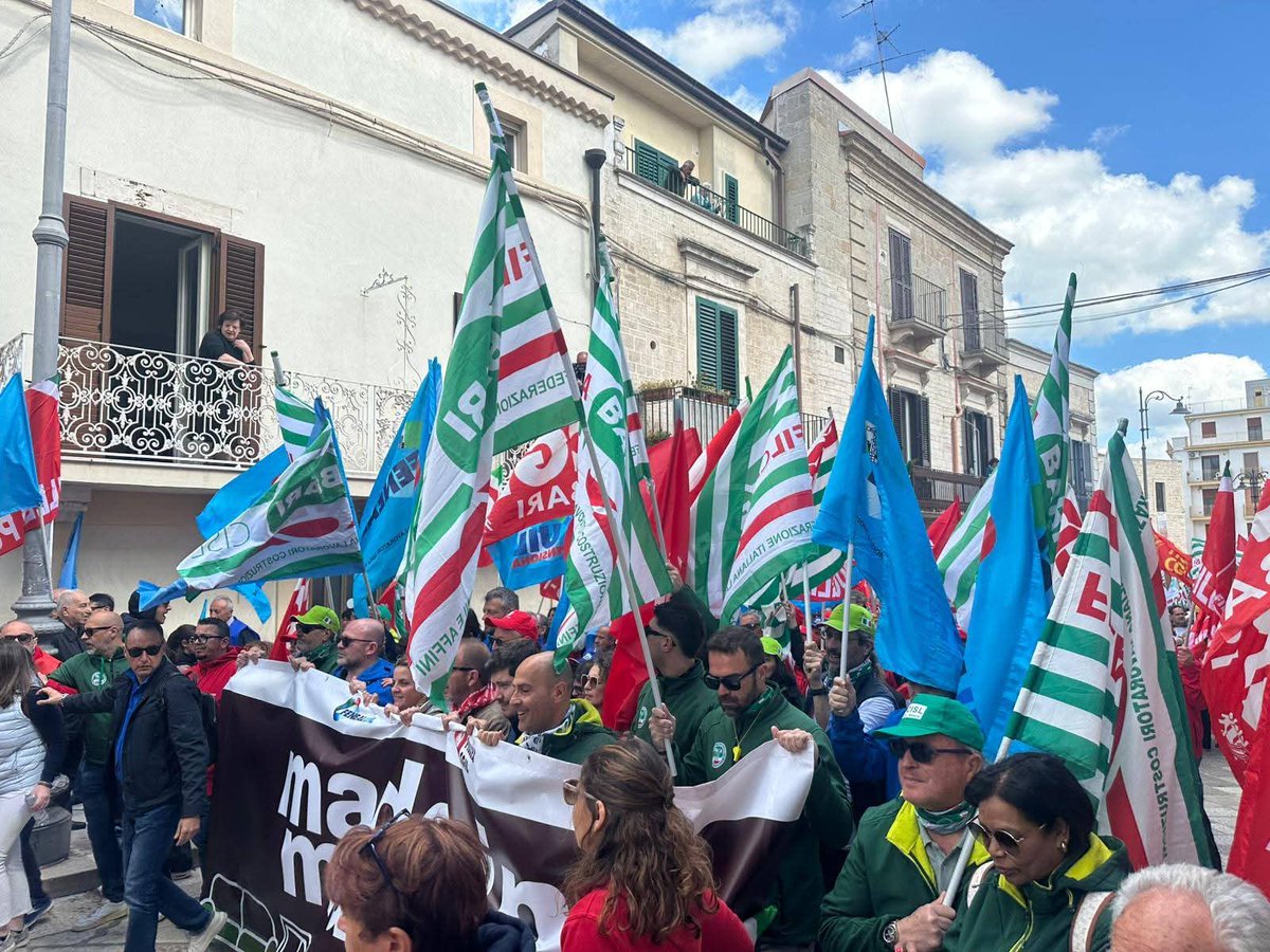 cisl_bari's tweet photo. Festa dei Lavoratori 2026, Santeramo in Colle corteo unitario promosso da CGIL Bari, CISL Bari BAT e UIL Puglia Bari BAT, giornata di mobilitazione dedicata al lavoro, ai diritti e al futuro delle lavoratrici e dei lavoratori.
Presente il seg. gen.Cisl Bari  @boccuzzibeppe https://t.co/6aGRcRp3x0