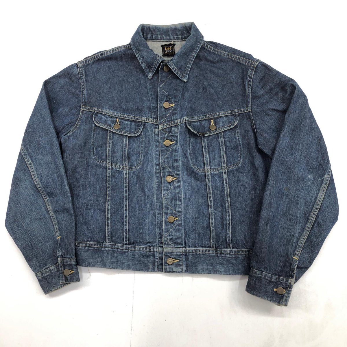 eaglebase2's tweet image. 本日8時の新商品！
Lee リー 101-J 60年代 色濃 デニム ジャケット 

70s 前半までぐらいのものは
左綾 Levi's と違うLeeらしい左綾縦落ち！
古いインディコ古綿糸が
とても、とても心地いい
ビッグサイズ 46 ！
 まだ101-J  100-J も 入荷予定！
eaglebase.thebase.in
#古着 #デニム好き #Gジャン